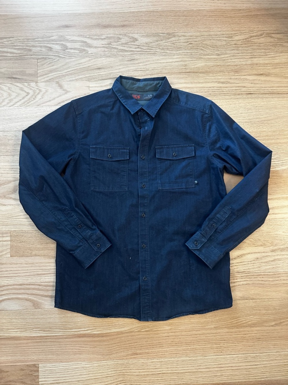 Men’s Mountain Hardwear button front denim shirt